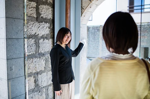 美術館の受付・接客